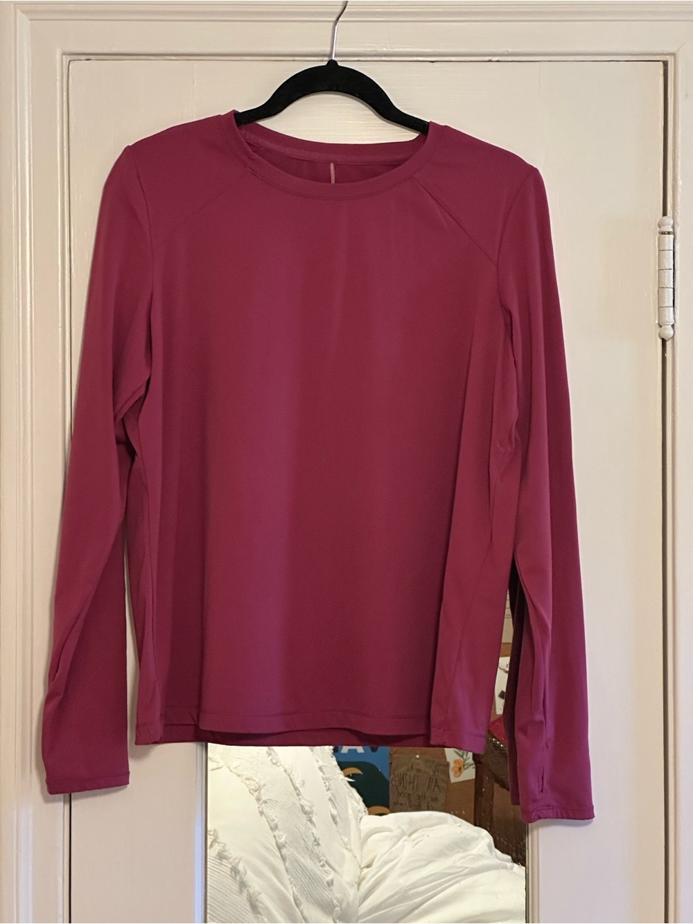 Mondetta Performance Luxury Top - Raspberry. Thumbholes for warmth.